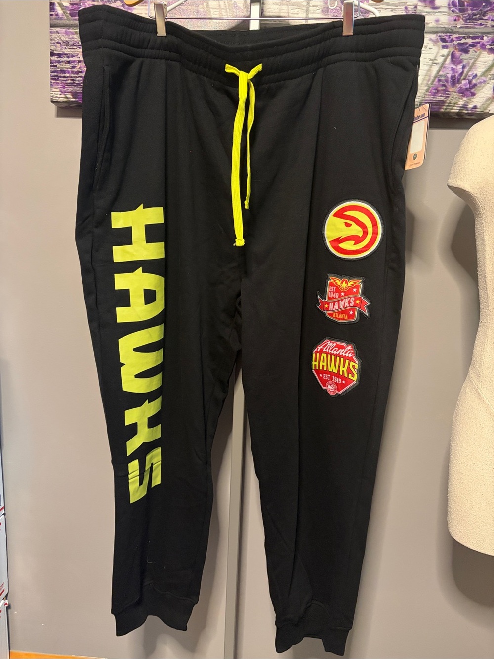UNK NBA Atlanta Hawks Black Joggers NWT Size 4XL